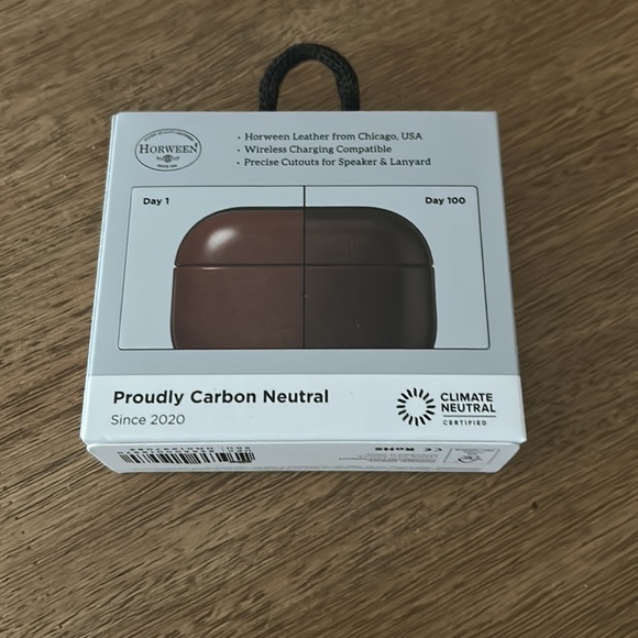 New Nomad Modern Leather Case
AirPods Pro (2nd gen) | Horween. 17 - Picture 8 of 10